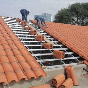 Estructurado cerca metálica más techado